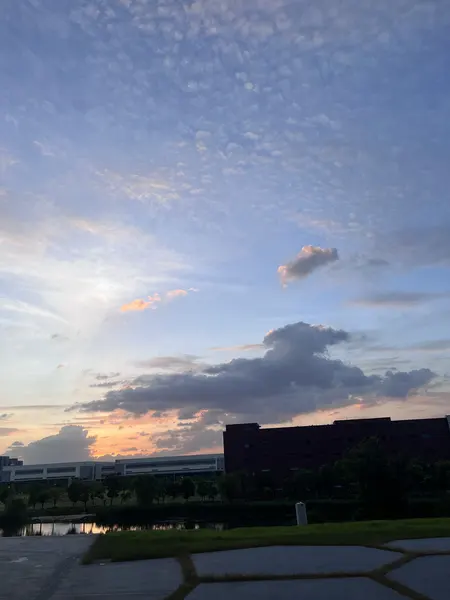 公司拍摄的落日与天空