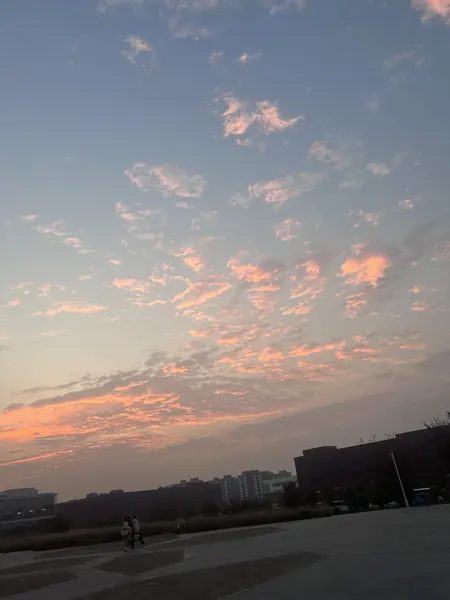 公司拍摄的落日与天空