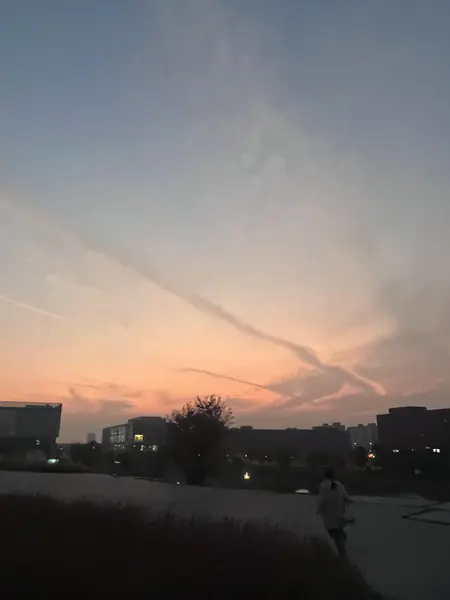 公司拍摄的落日与天空