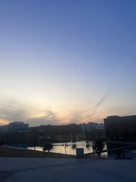 公司拍摄的落日与天空