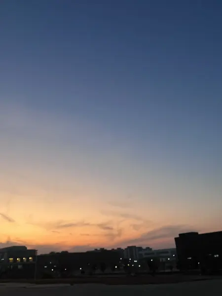 公司拍摄的落日与天空