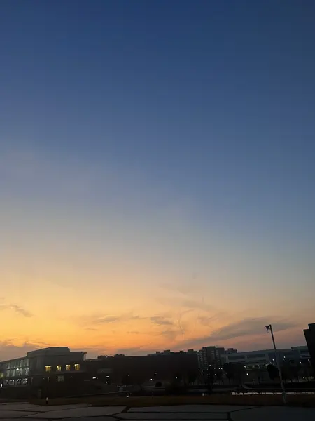 公司拍摄的落日与天空