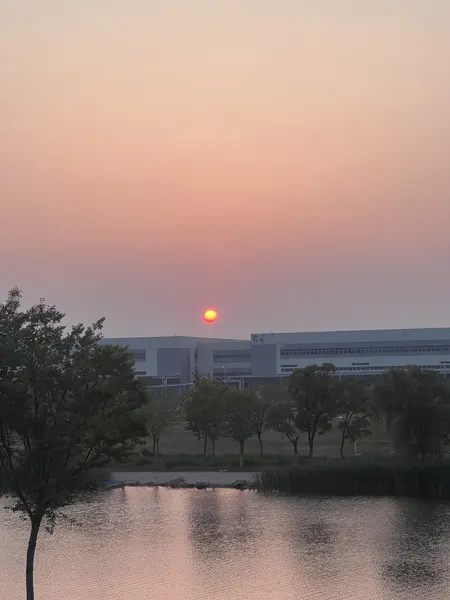 公司拍摄的落日与天空