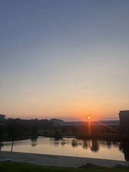 公司拍摄的落日与天空