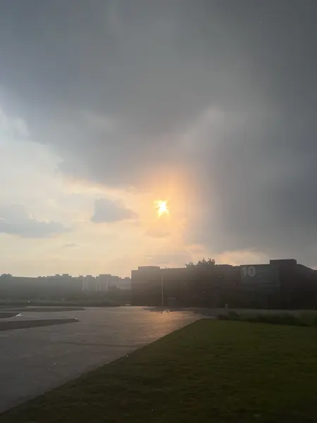 公司拍摄的落日与天空