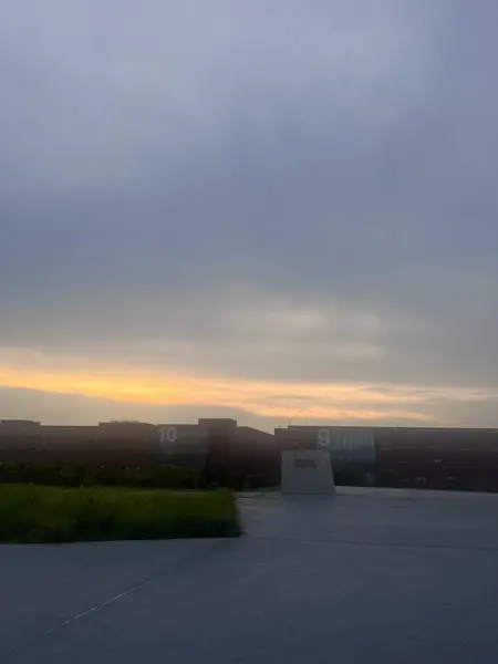 公司拍摄的落日与天空