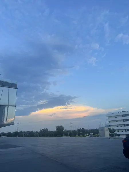 公司拍摄的落日与天空