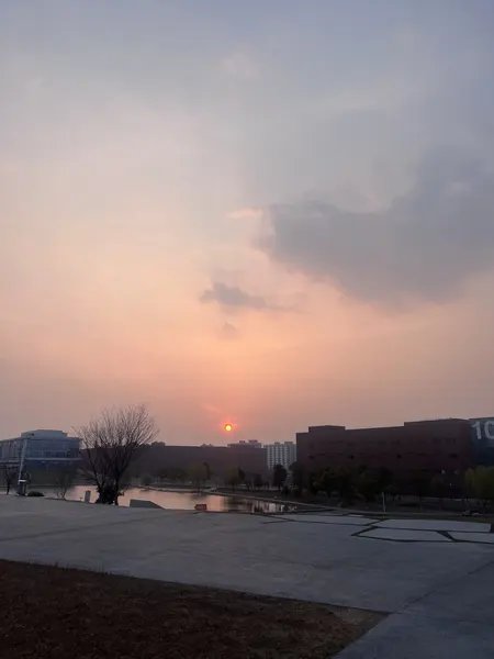 公司拍摄的落日与天空