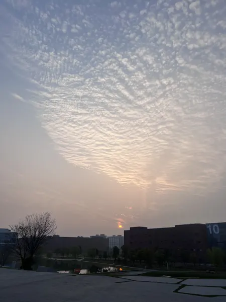公司拍摄的落日与天空