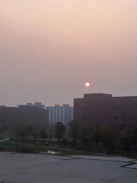 公司拍摄的落日与天空