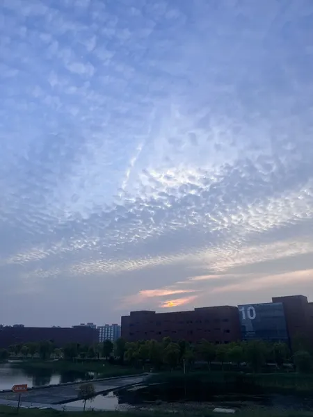 公司拍摄的落日与天空