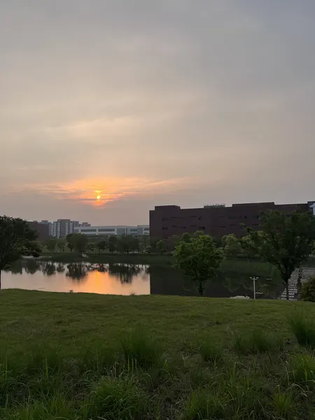 公司拍摄的落日与天空