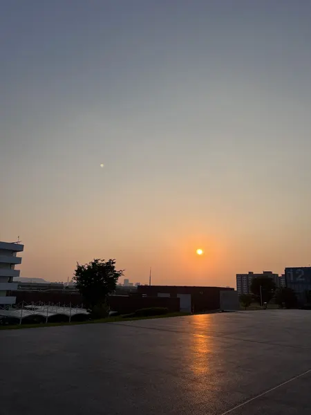 公司拍摄的落日与天空