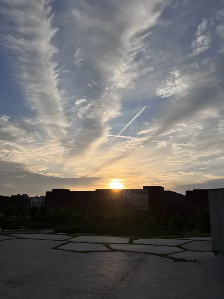公司拍摄的落日与天空