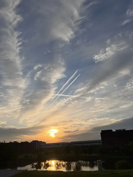 公司拍摄的落日与天空