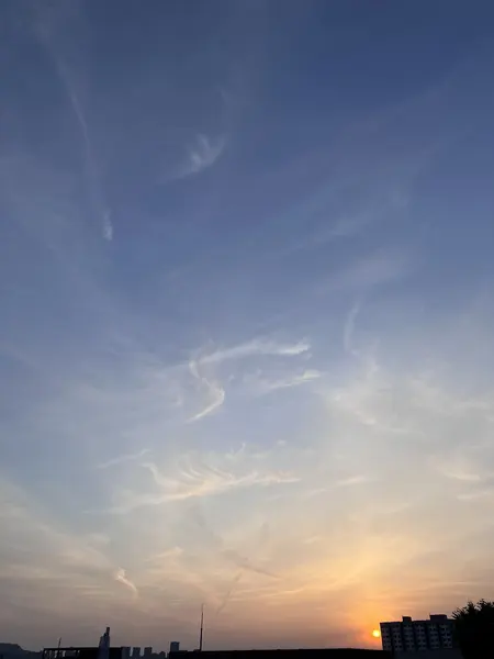 公司拍摄的落日与天空