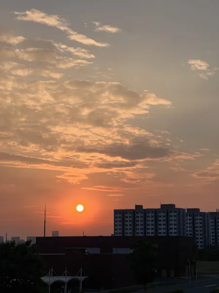 公司拍摄的落日与天空
