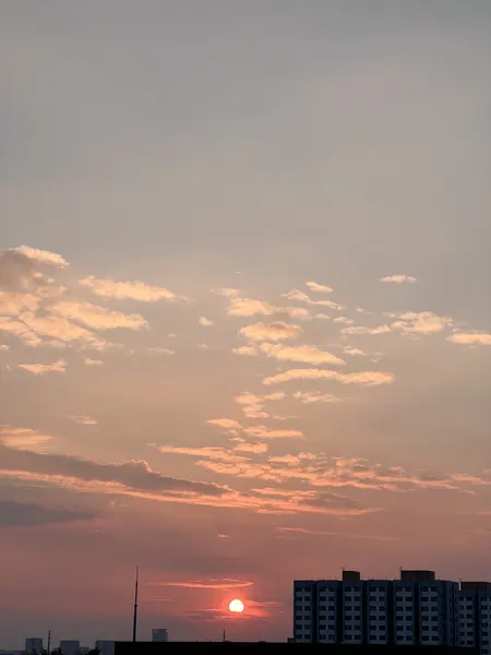 公司拍摄的落日与天空