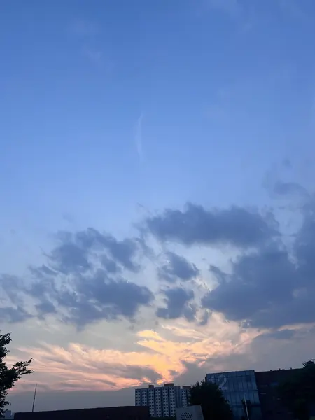 公司拍摄的落日与天空