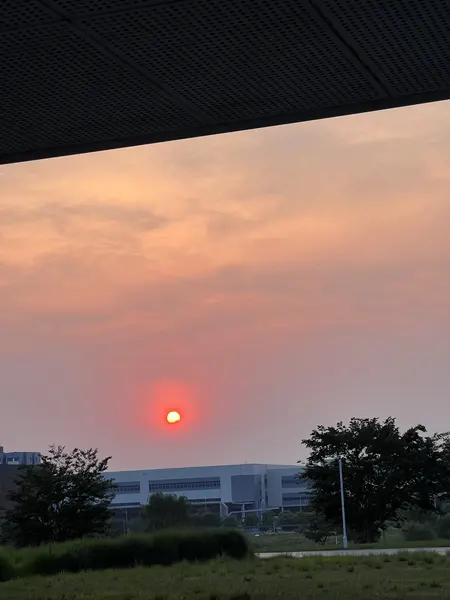 公司拍摄的落日与天空