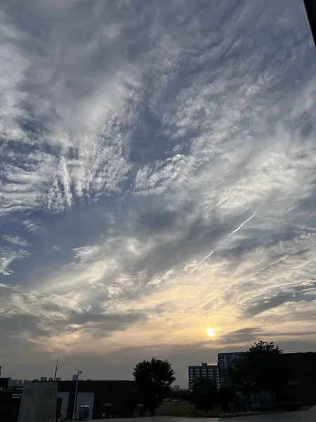 公司拍摄的落日与天空