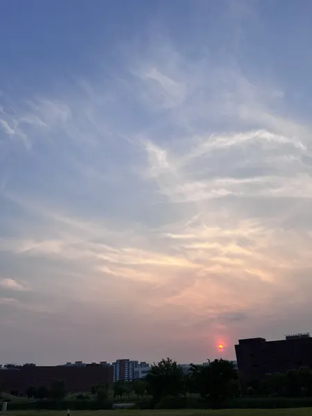 公司拍摄的落日与天空
