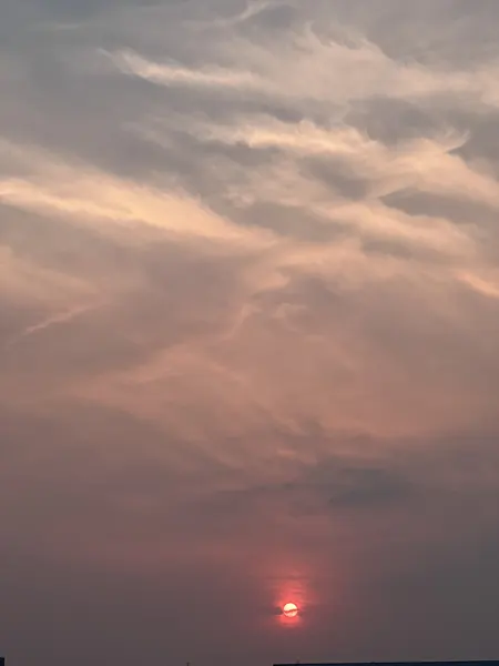 公司拍摄的落日与天空