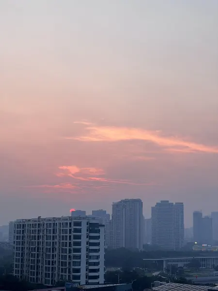 日照拍摄的落日与天空