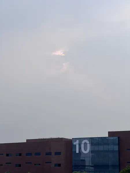 公司拍摄的落日与天空