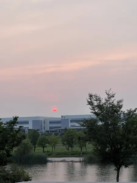 公司拍摄的落日与天空
