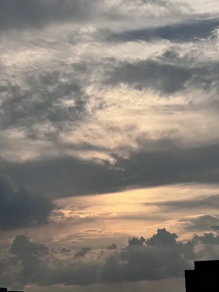 公司拍摄的落日与天空